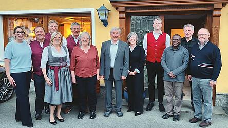 Max Schedlbauer mit seiner Frau Ida (Mitte), seinen beiden T&ouml;chtern Sandra (l.) und Petra (5.v.r.), B&uuml;rgermeister Mario H&ouml;cherl (4.v.r.), Pfarrvikar Tang (3.v.r.) und der Abordnung des 1. FC Miltach.