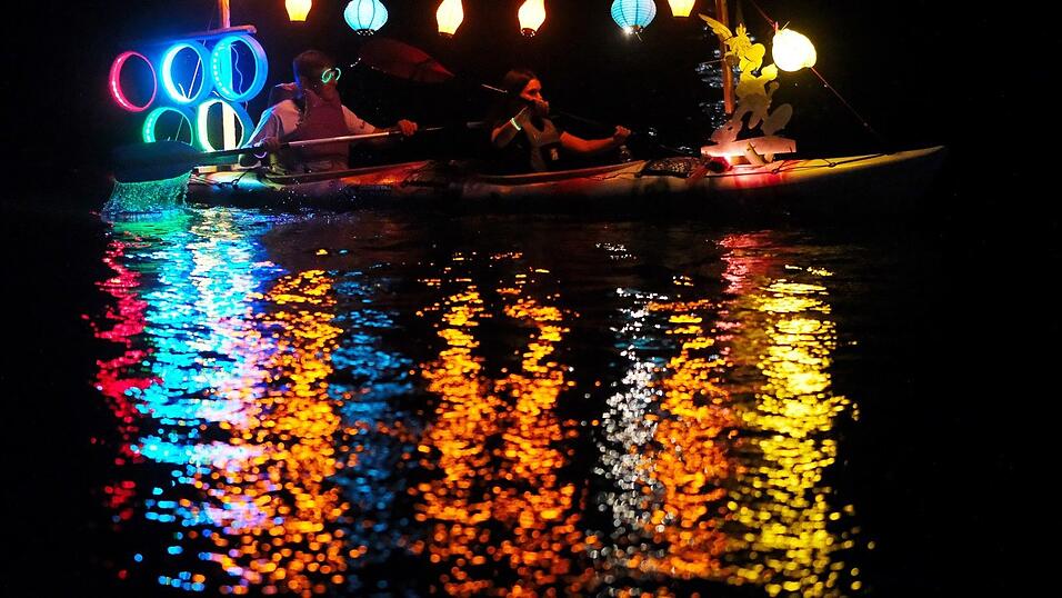 Im Namen der Liebe wurde heuer gepaddelt mit viel Applaus von 10.500 Besuchern der Lampionfahrt. Im Namen der Liebe wurde heuer gepaddelt mit viel Applaus von 10.500 Besuchern der Lampionfahrt.