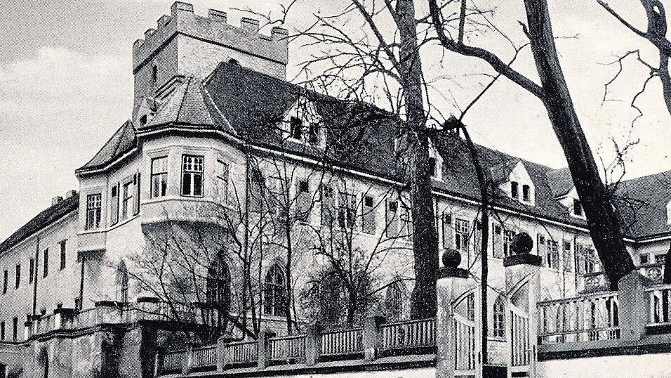 Das Schloss Wildthurn mit seinem Ostfl&uuml;gel im Tudor-Stil mit den gro&szlig;en Spitzbogenfenstern und dem noblen Touch des 19. Jahrhunderts.