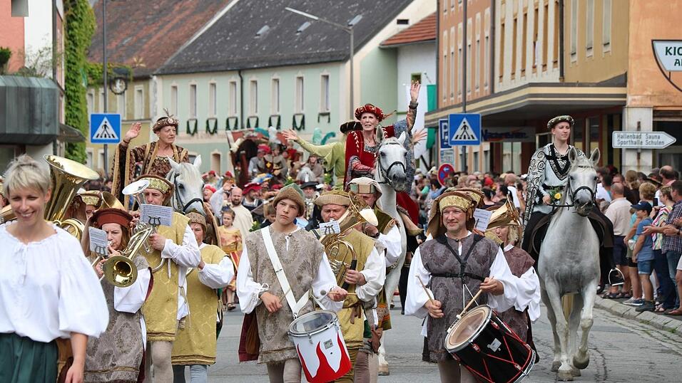 Der große historische Festzug zieht alljährliche Tausende Besucher an. Nun kann man sich bereits Sitzplatzkarten für die Arena am Stadtplatz bestellen.
