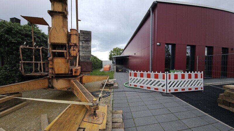 An der Turnhalle in Ast bei Tiefenbach ist die Sanierung im Gange.