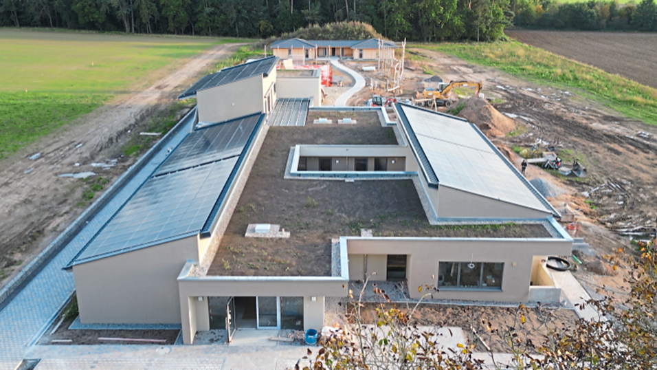 Auf einem gut 7 800 Quadratmeter gro&szlig;en Grundst&uuml;ck in Zeitlarn wird das neue Nachsorgezentrum des VKKK Ostbayern gebaut.
