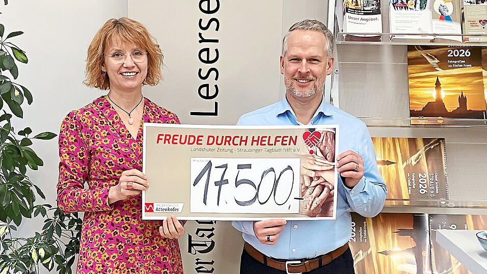 Tagblatt-Marketingleiterin Claudia Karl-Fischer und ihr Kollege Maik Fahrensohn aus der Vertriebsabteilung bei der Spenden&uuml;bergabe f&uuml;r Freude durch Helfen.