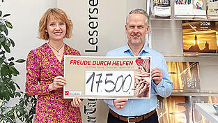 Tagblatt-Marketingleiterin Claudia Karl-Fischer und ihr Kollege Maik Fahrensohn aus der Vertriebsabteilung bei der Spenden&uuml;bergabe f&uuml;r Freude durch Helfen.
