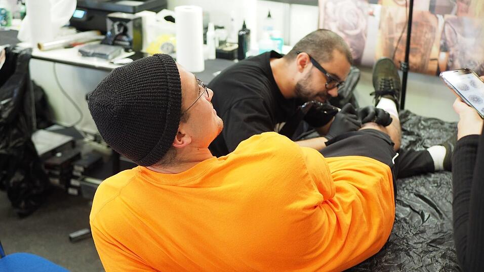 Rund 40 Aussteller und etwa 90 Tattoo-Künstler sind auf der Tattoo Convention in Straubing vertreten. Rund 40 Aussteller und etwa 90 Tattoo-Künstler sind auf der Tattoo Convention in Straubing vertreten.