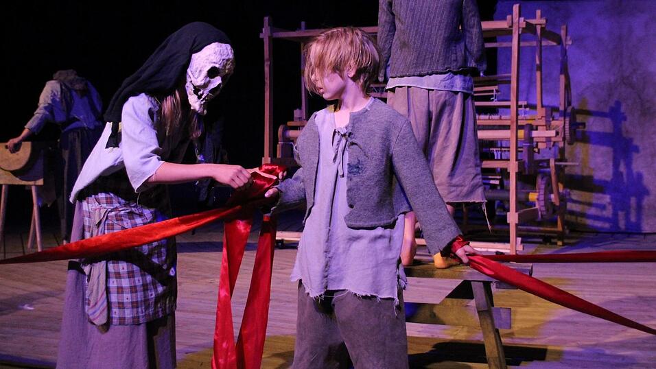 Das Drama besteht aus f&uuml;nf Akten, die &Uuml;berg&auml;nge und Kulissenwechsel gestaltet der FSG-Nachwuchs auf besondere Weise. So wie hier: Der einfache Mensch steht im Mittelpunkt. Dieser wird beherrscht von Strippenziehern, die solange an ihm r&uuml;tteln, bis er am Boden liegt.