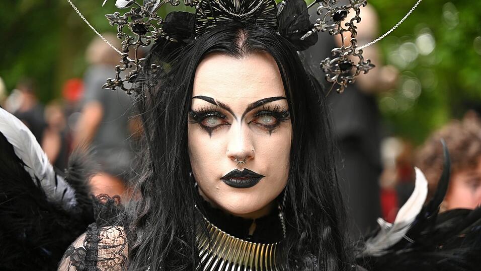 Dunkle Farben, dramatische Optik: So stellen sich Goths gerne beim Ausgehen dar. Dunkle Farben, dramatische Optik: So stellen sich Goths gerne beim Ausgehen dar.