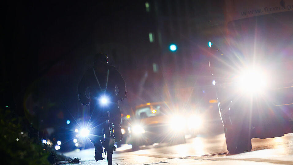 Vor allen Dingen im Stadtverkehr sollten Radfahrer für optimale Beleuchtung ihrer Räder sorgen, weil sie sonst leicht übersehen werden.