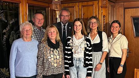 Die Sch&uuml;tzenk&ouml;niginnen mit ihren Rittern