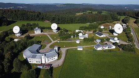 Im Geod&auml;tischen Observatorium in Wettzell laufen die Werte f&uuml;r die Seismologen ein.