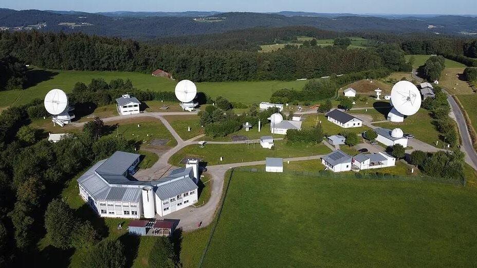 Im Geod&auml;tischen Observatorium in Wettzell laufen die Werte f&uuml;r die Seismologen ein.