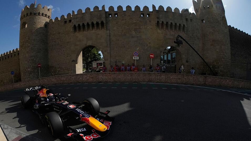 Max Verstappen vor der malerischen Kulisse in Baku. Max Verstappen vor der malerischen Kulisse in Baku.