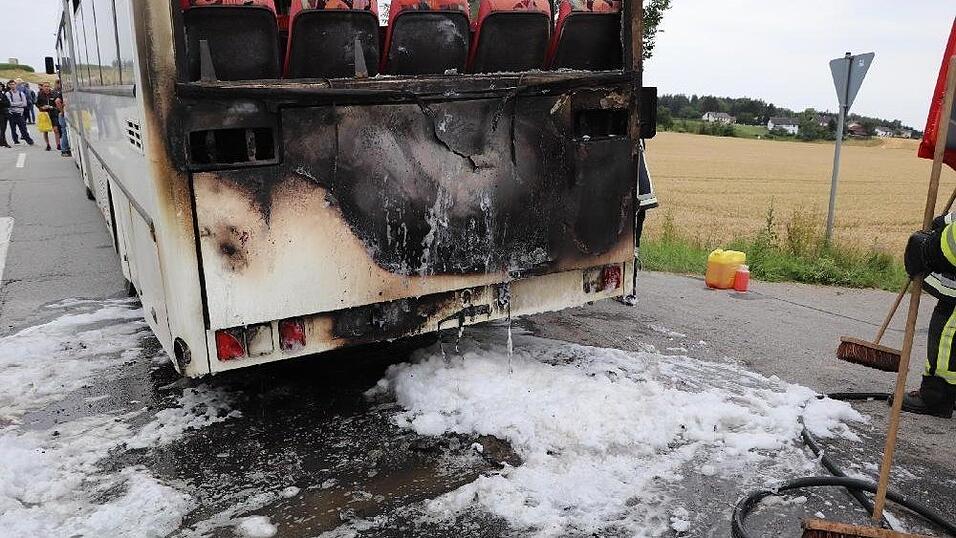 Am frühen Donnerstagabend fing ein voll besetzter Bus bei Wallerfing im Landkreis Deggendorf Feuer.