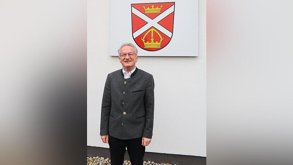 Unter dem Wappen der Gemeinde Pfakofen. Bürgermeister Reinhold Winter hat sich in seinen zwölf Amtsjahren als Bürgermeister immer als Diener der Gemeinde gesehen. Ende April verlässt er den Rathaussessel. Unter dem Wappen der Gemeinde Pfakofen. Bürgermeister Reinhold Winter hat sich in seinen zwölf Amtsjahren als Bürgermeister immer als Diener der Gemeinde gesehen. Ende April verlässt er den Rathaussessel.