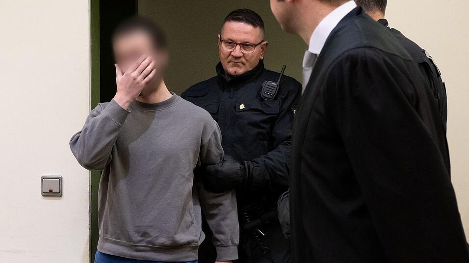 Der Angeklagte (links) wird w&auml;hrend des Prozesses vor dem OLG M&uuml;nchen in den Verhandlungssaal gef&uuml;hrt (Archivbild).