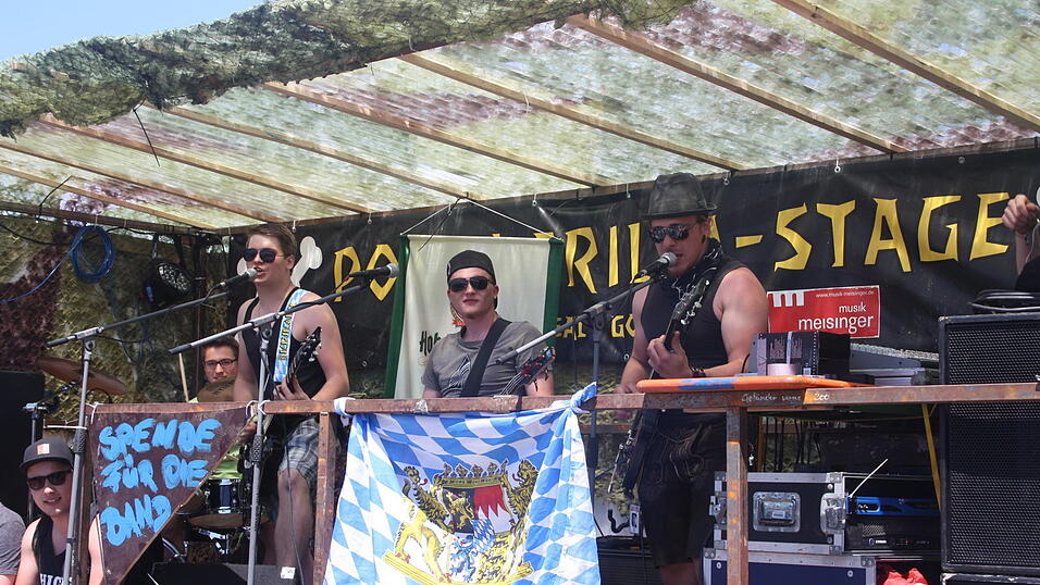 Ein Streifzug durch das Campinggelände: Trotz heißer Temperaturen sind die Festivalbesucher bestens gelaunt. (Foto: David Voltz) Ein Streifzug durch das Campinggelände: Trotz heißer Temperaturen sind die Festivalbesucher bestens gelaunt. (Foto: David Voltz)