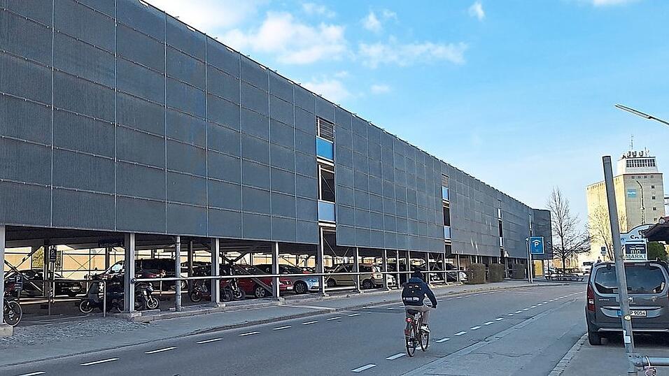 Im Parkhaus am Bahnhof sind künftig 1,50 Euro je 24 Stunden zu bezahlen.