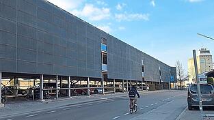 Im Parkhaus am Bahnhof sind künftig 1,50 Euro je 24 Stunden zu bezahlen.