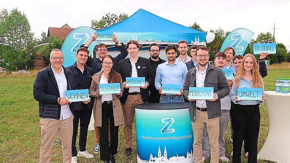 Alexander Ammelounx, Vorsitzender von Zukunft (Fünfter von rechts), und einiger seiner Mitstreiter machten die Bausteine deutlich, die Kommunalpolitik in Regensburg künftig prägen sollen. Alexander Ammelounx, Vorsitzender von Zukunft (Fünfter von rechts), und einiger seiner Mitstreiter machten die Bausteine deutlich, die Kommunalpolitik in Regensburg künftig prägen sollen.
