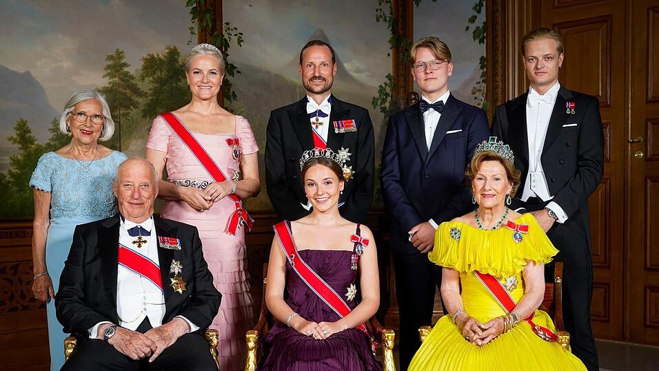 Auf dem Familienfoto zum 18. Geburtstag von Ingrid Alexandra aus dem Jahr 2022 ist hinten rechts auch Marius Borg Høiby zu sehen. (Archivbild) Auf dem Familienfoto zum 18. Geburtstag von Ingrid Alexandra aus dem Jahr 2022 ist hinten rechts auch Marius Borg Høiby zu sehen. (Archivbild)