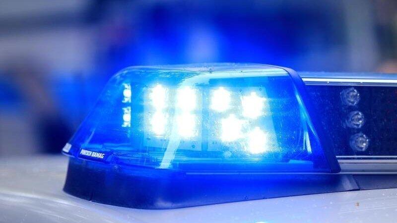 Nach einem sexuellen Missbrauch im Lappersdorfer Ortsteil Oppersdorf sucht die Polizei weiter nach dem Täter. 25 Hinweise sind bereits bei den Ermittlern eingegangen. (Symbolbild) Nach einem sexuellen Missbrauch im Lappersdorfer Ortsteil Oppersdorf sucht die Polizei weiter nach dem Täter. 25 Hinweise sind bereits bei den Ermittlern eingegangen. (Symbolbild)
