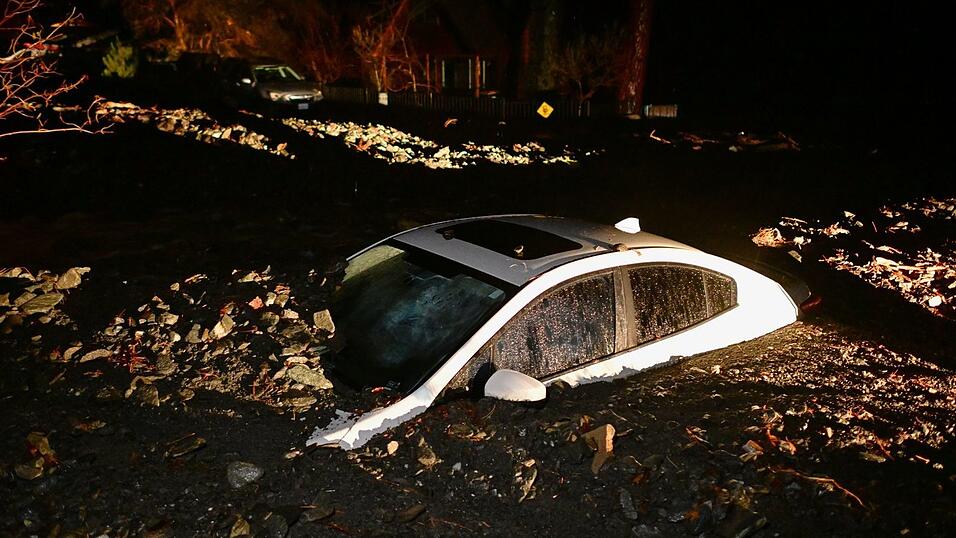 Wo im Januar noch heftige Brände wüteten, drohten nun Erdrutsche und Schlammlawinen. Wo im Januar noch heftige Brände wüteten, drohten nun Erdrutsche und Schlammlawinen.