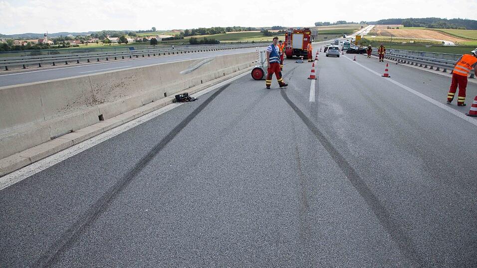 Horror-Unfall am Sonntag auf der B15 neu bei Neufahrn im Landkreis Landshut. Ein 26-jähriger Mann wurde dabei lebensgefährlich verletzt.