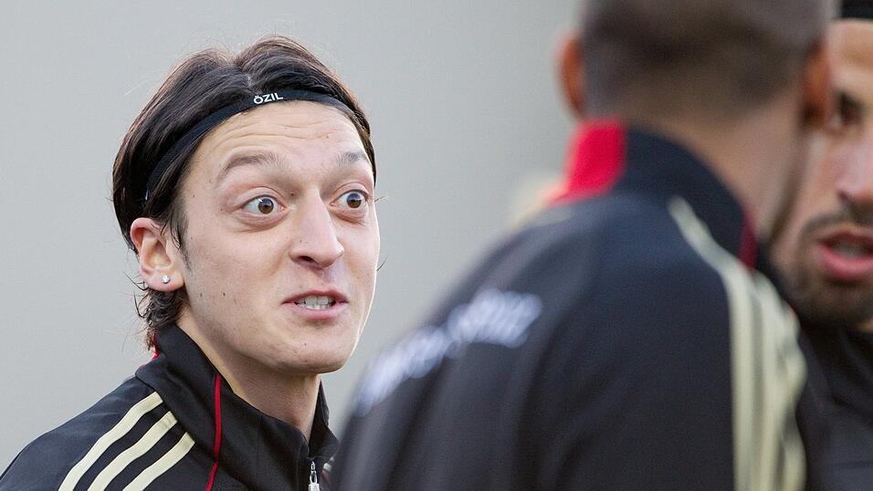 Mesut Özil nutzt auch die sozialen Netzwerke gern und postet schon mal was aus seinem Spanisch-Kurs. (Foto: Friso Gentsch, dpa) Mesut Özil nutzt auch die sozialen Netzwerke gern und postet schon mal was aus seinem Spanisch-Kurs. (Foto: Friso Gentsch, dpa)