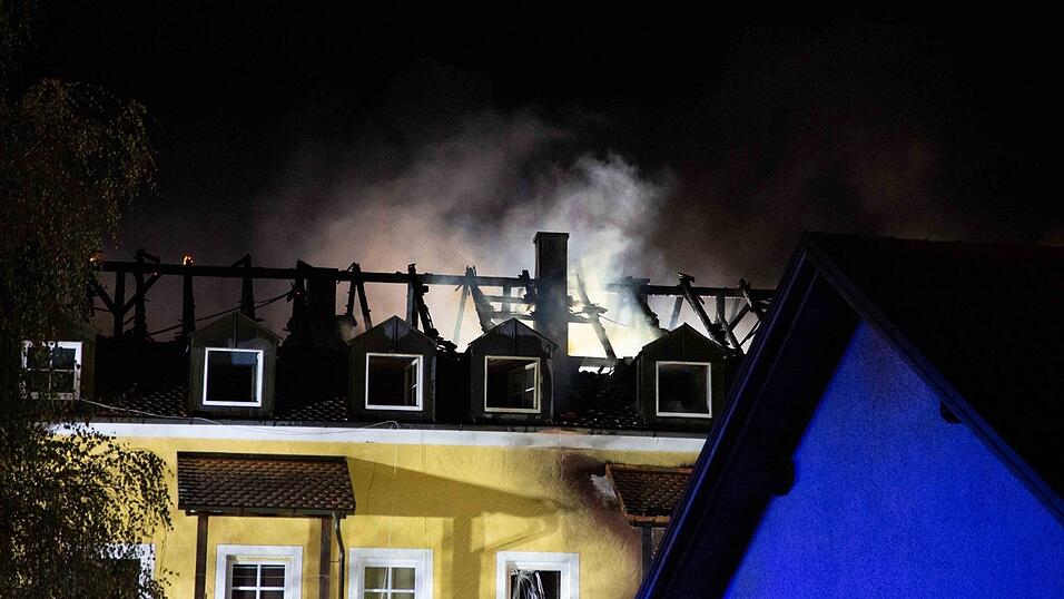 Beim Brand eines Mehrfamilienhaus in Reisbach sind in der Nacht auf Samstag vier Menschen ums Leben gekommen. Mindestens 20 weitere wurden verletzt. Beim Brand eines Mehrfamilienhaus in Reisbach sind in der Nacht auf Samstag vier Menschen ums Leben gekommen. Mindestens 20 weitere wurden verletzt.