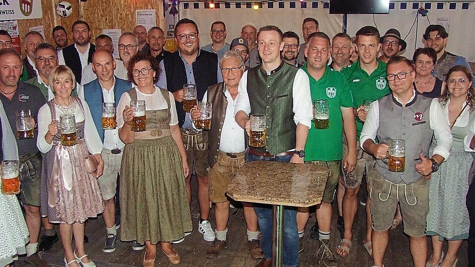 Die SV-Bar wurde zum Fotostudio. Viele &bdquo;Promis&ldquo; aus der Region gaben der Gemeinde und dem Sportverein die Ehre zum 55. Heimatfest.