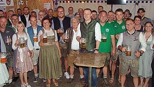 Die SV-Bar wurde zum Fotostudio. Viele &bdquo;Promis&ldquo; aus der Region gaben der Gemeinde und dem Sportverein die Ehre zum 55. Heimatfest.