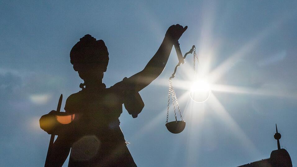 Eine Justizia-Statue vor einem Gerichtsgebäude. Eine Justizia-Statue vor einem Gerichtsgebäude.