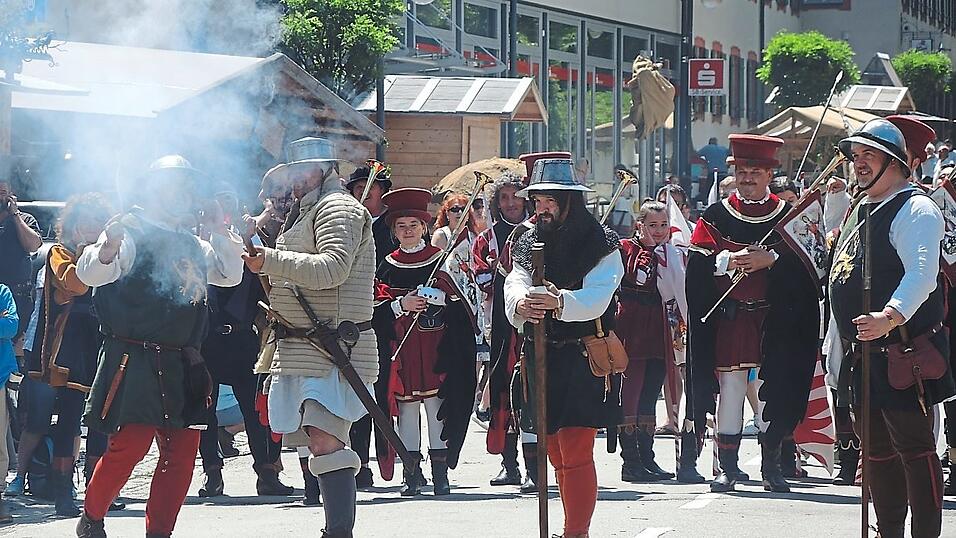 Kanonenschüsse der 'Banner der Wolfklingen'. Kanonenschüsse der 'Banner der Wolfklingen'.
