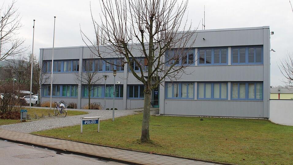 Die Polizei in Regenstauf ermittelt gegen einen Mann, der am Montag in Lappersdorf lautstark Parolen gerufen hat. (Symbolbild) Die Polizei in Regenstauf ermittelt gegen einen Mann, der am Montag in Lappersdorf lautstark Parolen gerufen hat. (Symbolbild)