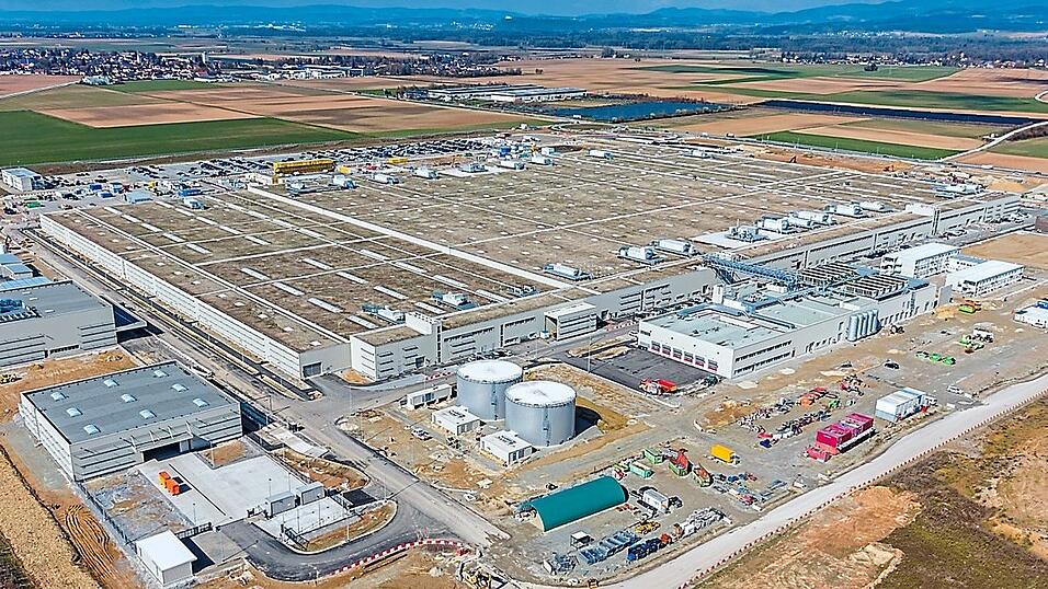 Unter anderem in Firmenansiedlungen ist der Wirtschaftsreferent des Landkreises eingebunden, so hat er auch die Fl&auml;chenfindung der BMW Group f&uuml;r das Werk Irlbach-Stra&szlig;kirchen unterst&uuml;tzt.