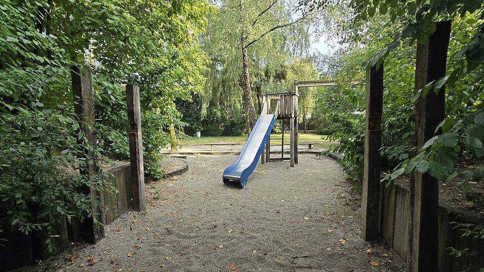 Wegen des schlechten Zustands mussten auf dem Spielplatz bereits einige Spielgeräte abgebaut werden, darunter eine Holzbrücke. Wegen des schlechten Zustands mussten auf dem Spielplatz bereits einige Spielgeräte abgebaut werden, darunter eine Holzbrücke.