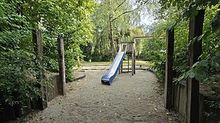 Wegen des schlechten Zustands mussten auf dem Spielplatz bereits einige Spielger&auml;te abgebaut werden, darunter eine Holzbr&uuml;cke.