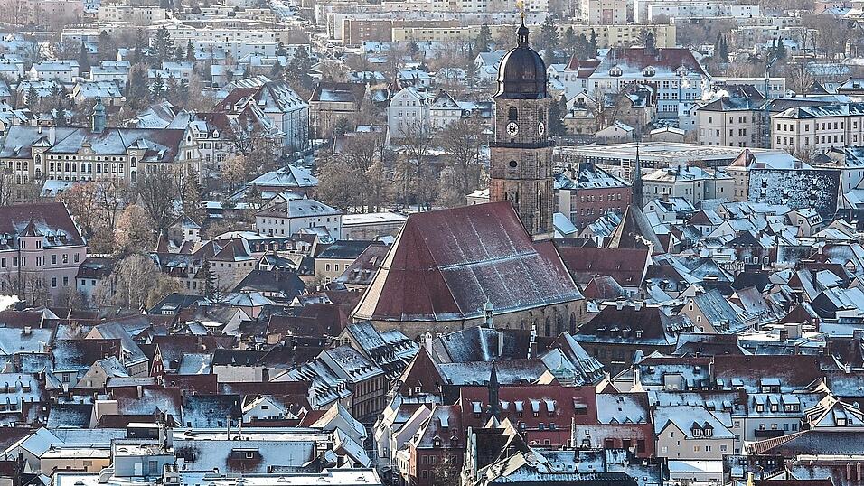 Amberg in der Oberpfalz steht derzeit im Zentrum einer bundespolitischen Debatte, nachdem vier junge Asylbewerber in der Stadt wahllos Passanten geschlagen haben.