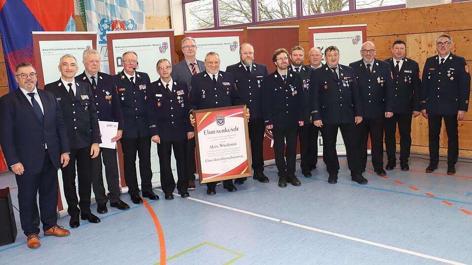 Freuten sich zusammen mit den Ehreng&auml;sten &uuml;ber ihre Auszeichnungen: B&uuml;rgermeister Werner Troiber (v.l.), Landrat Ronny Raith, Konrad Limbeck, KBR Hermann Keilhofer, Rudi Edenhofer, Josef K&ouml;ppl, Alois Wiederer, Christian Amann, Stephan Schr&ouml;tter, Josef Niedermeier, Christian Stiedl, Franz Schmerbeck, Andreas Bauer, Hermann M&uuml;hlbauer und Michael List