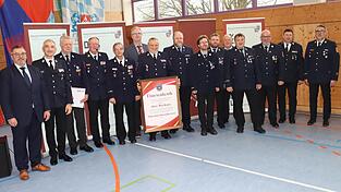 Freuten sich zusammen mit den Ehreng&auml;sten &uuml;ber ihre Auszeichnungen: B&uuml;rgermeister Werner Troiber (v.l.), Landrat Ronny Raith, Konrad Limbeck, KBR Hermann Keilhofer, Rudi Edenhofer, Josef K&ouml;ppl, Alois Wiederer, Christian Amann, Stephan Schr&ouml;tter, Josef Niedermeier, Christian Stiedl, Franz Schmerbeck, Andreas Bauer, Hermann M&uuml;hlbauer und Michael List