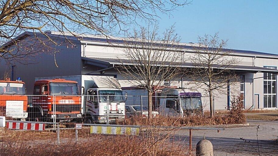 Die ehemalige Montagehalle an der Frontenhausener Stra&szlig;e soll zur Gemeinschaftsunterkunft f&uuml;r bis zu 201 Fl&uuml;chtlinge umgebaut werden. Die Regierung von Niederbayern bekundet nach wie vor Interesse an dem Objekt.