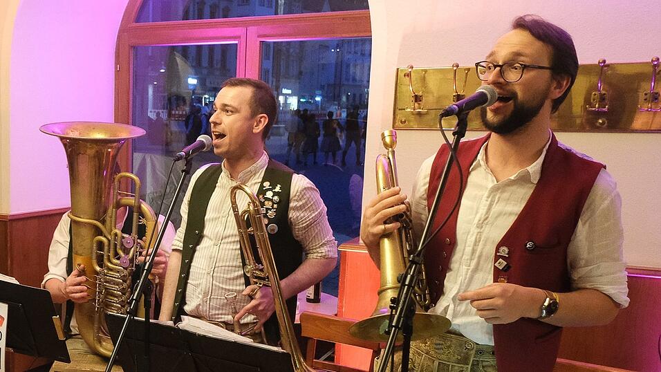 Partykl&auml;nge und z&uuml;nftige Kapellen, f&uuml;r jeden Nachtschw&auml;rmer in Tracht war etwas dabei.