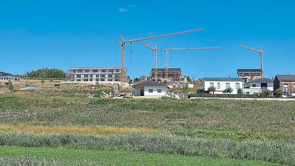 Im Wohngebiet „Am Hopfenweg Mitte“ in Mainburg wird gebaut: In guten Lagen kostet der Quadratmeter aktuell 350 Euro, der Preis ist damit in den letzten Jahren relativ stabil geblieben. In mittleren und einfachen Lagen steigen die Preise, auch das ein Beweis für die Attraktivität des Landkreises. Im Wohngebiet „Am Hopfenweg Mitte“ in Mainburg wird gebaut: In guten Lagen kostet der Quadratmeter aktuell 350 Euro, der Preis ist damit in den letzten Jahren relativ stabil geblieben. In mittleren und einfachen Lagen steigen die Preise, auch das ein Beweis für die Attraktivität des Landkreises.