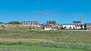 Im Wohngebiet „Am Hopfenweg Mitte“ in Mainburg wird gebaut: In guten Lagen kostet der Quadratmeter aktuell 350 Euro, der Preis ist damit in den letzten Jahren relativ stabil geblieben. In mittleren und einfachen Lagen steigen die Preise, auch das ein Beweis für die Attraktivität des Landkreises. Im Wohngebiet „Am Hopfenweg Mitte“ in Mainburg wird gebaut: In guten Lagen kostet der Quadratmeter aktuell 350 Euro, der Preis ist damit in den letzten Jahren relativ stabil geblieben. In mittleren und einfachen Lagen steigen die Preise, auch das ein Beweis für die Attraktivität des Landkreises.