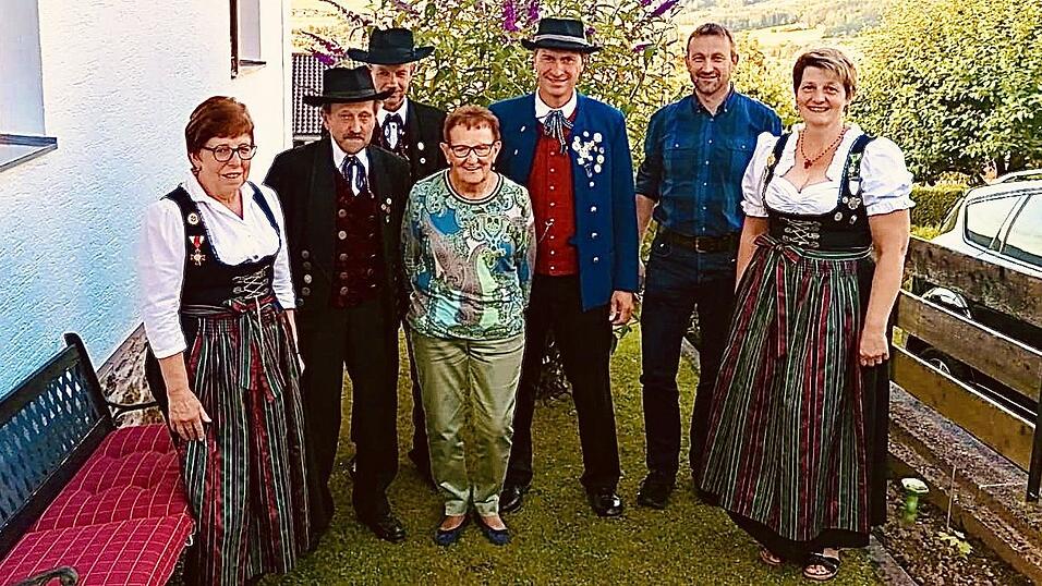 Jubilarin Mathilde Schmidt mit den Gratulanten (v.li.) Roswitha Schmidberger, Xaver Eckl, Thomas Aschenbrenner, Mathilde Schmidt, Thomas Brandl, Gerhard M&uuml;hlbauer und Maria Zellner.