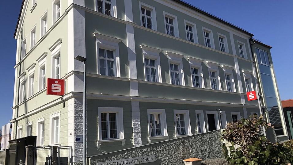 F&uuml;r die Alte Schule in Atting stehen noch F&ouml;rdergelder aus. Die erste Tranche soll nun endlich bis Mitte des Jahres ausbezahlt werden.