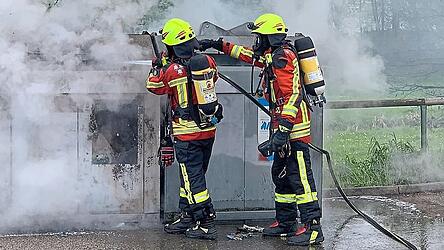 Am Dienstagnachmittag wurde die Feuerwehr zu zwei brennenden Papiercontainern am Bahnhofsplatz gerufen.