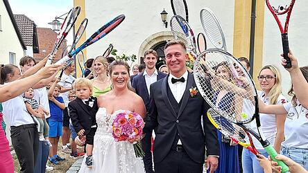 Ein langes Spalier empfing das frischvermählte Ehepaar: Caroline Gabler und Korbinian Zelzer.