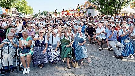 Ganz viele Besucher hörten am Sonntagvormittag ein wunderbares Blasmusik-Konzert der Festkapellen und verabschiedeten Landrat Josef Laumer.