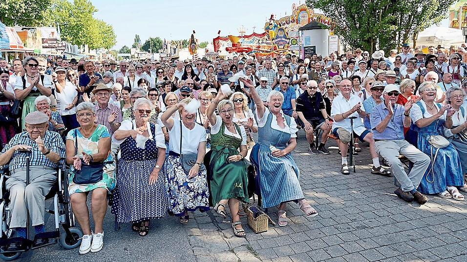 Ganz viele Besucher hörten am Sonntagvormittag ein wunderbares Blasmusik-Konzert der Festkapellen und verabschiedeten Landrat Josef Laumer.